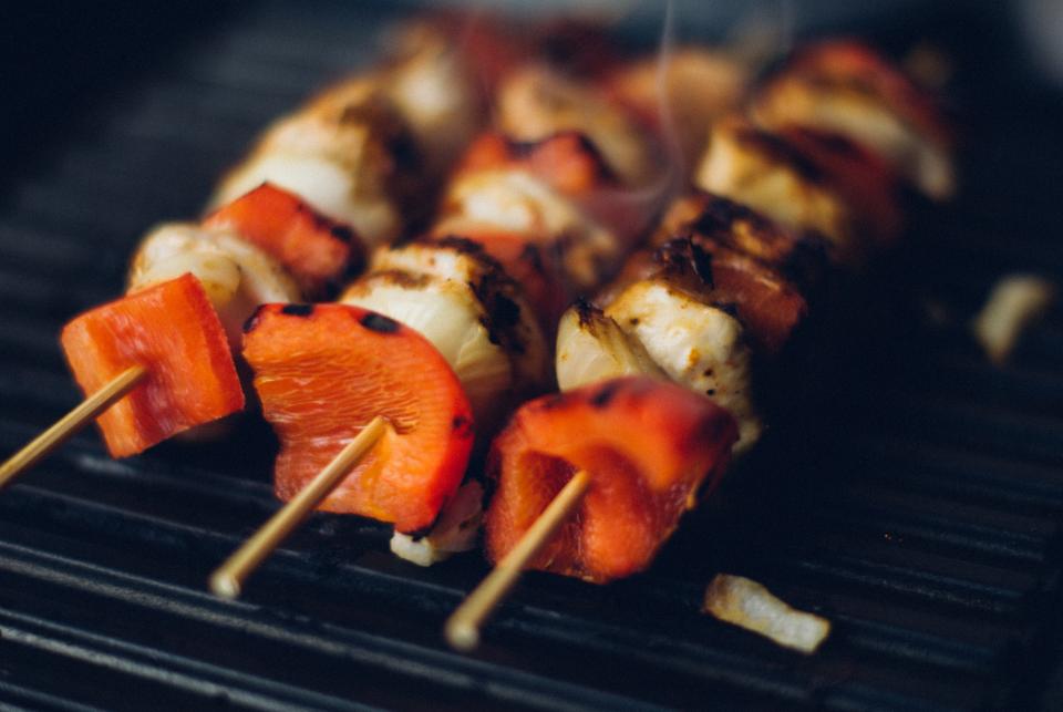 Grillspett med kött och paprika på grillen