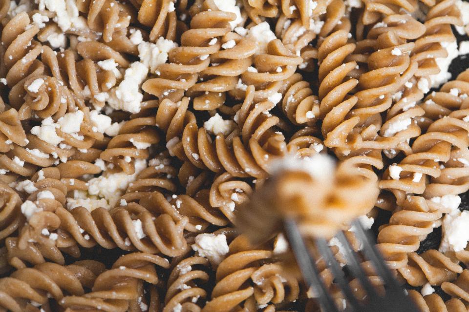 Pasta med fetaost på tallrik