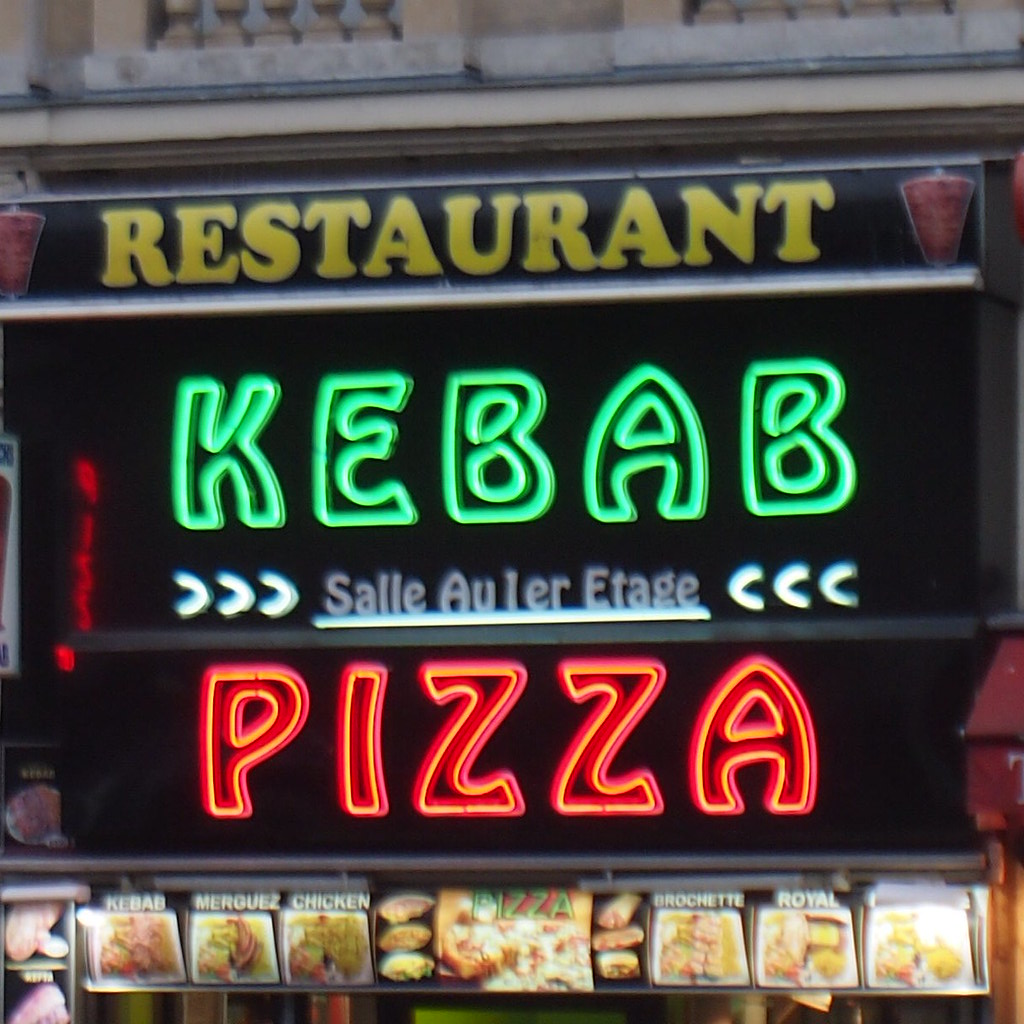 Neonskylt med texten Restaurant Kebab Pizza